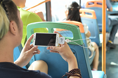 公交车内室公交车看手机玩手机车内背景