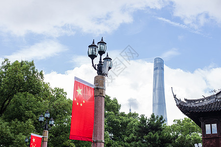 蓝天国旗上海中心大厦国庆图片