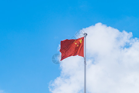 中国国家象征蓝天白云下的国庆五星红旗背景