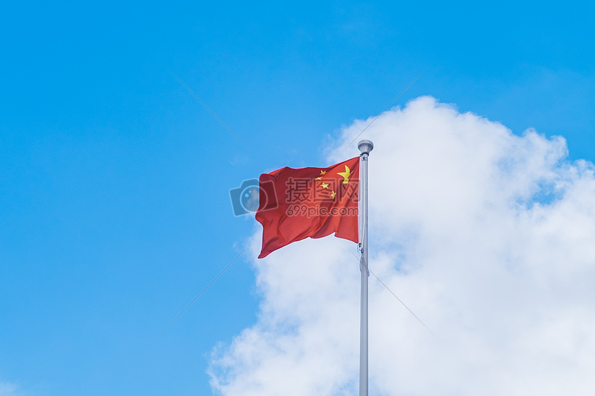 ‘~蓝天白云下的国庆五星红旗  ~’ 的图片