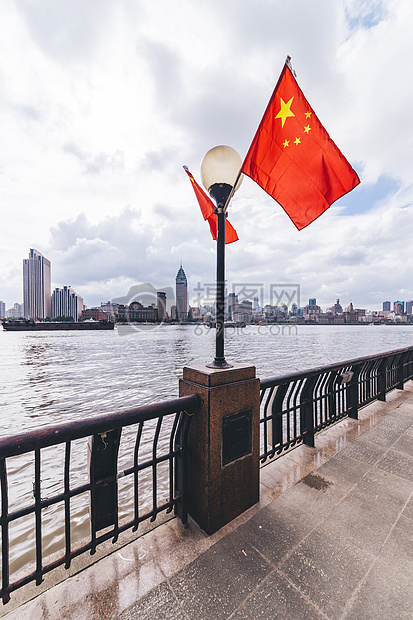 黄浦江建筑背景五星红旗