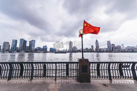 阴天国庆上海陆家嘴红旗图片