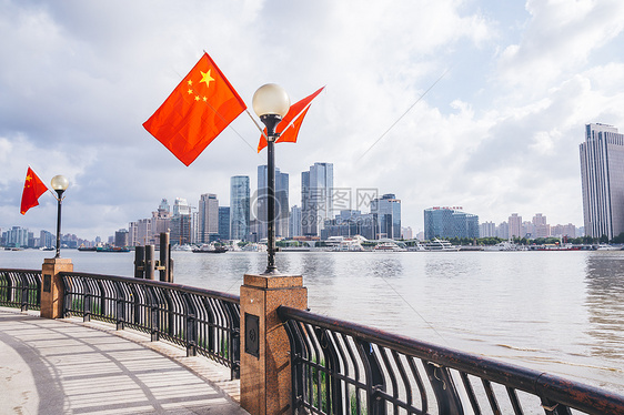 黄浦江两岸的五星红旗