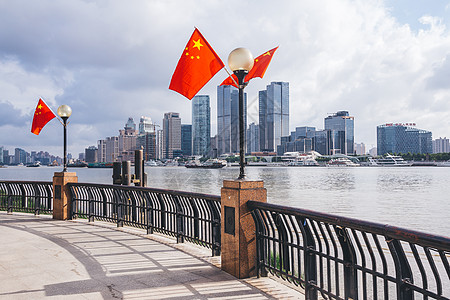 高楼大厦为背景的五星红旗背景图片