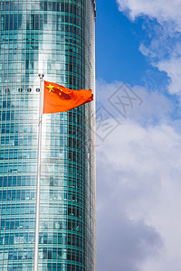 宏伟建筑背景下的五星红旗背景图片