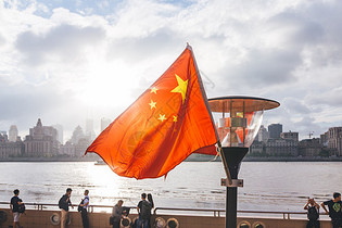 上海外滩背景逆光国庆国旗图片