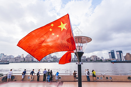 中秋节国庆日落外滩背景的五星红旗背景