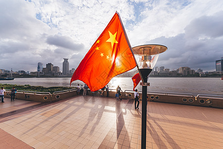 红色与黄色的花上海浦东滨江大道逆光国旗背景