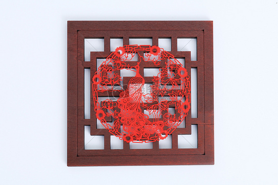 红色中国风窗花剪纸工艺品图片
