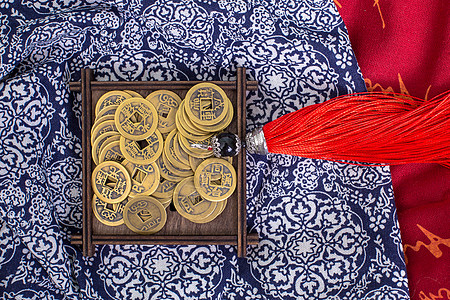 中国风礼品木垫铜钱摆拍背景图片
