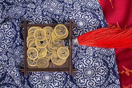 中国风礼品木垫铜钱摆拍图片