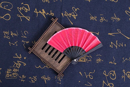 中国风礼品扇子木垫摆拍图片