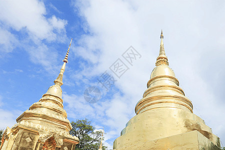 塔和尖顶蓝天下的大金顶寺庙背景