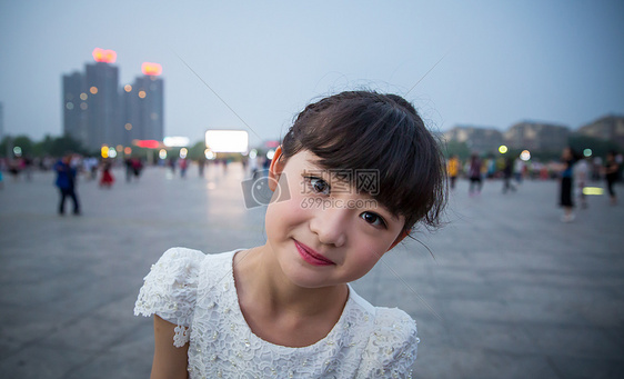 广场小女孩 广场舞 傍晚女孩 广场女孩 小女孩天真可爱 大街上女孩图片