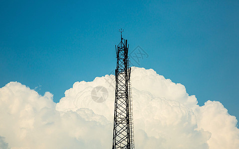 蓝天白云信号塔拍摄背景图片