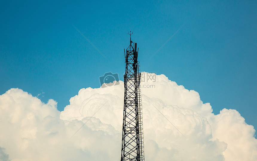 蓝天白云信号塔拍摄图片