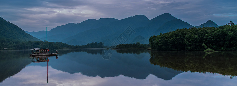 远景湖面上游船山水烟雨江南背景