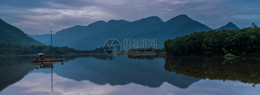 远景湖面上游船山水烟雨江南图片