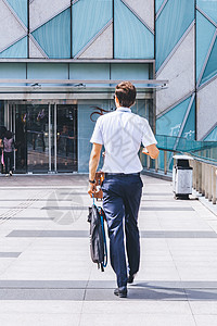 外国人背影上班族上下班路上背影背景