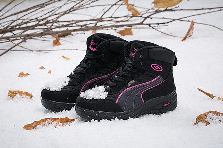 女鞋女靴 雪地靴放在雪地上背景图片