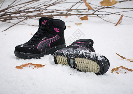 女鞋女式雪地鞋雪地靴在雪地上背景图片
