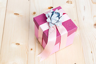 木制粉色缎带礼物盒图片