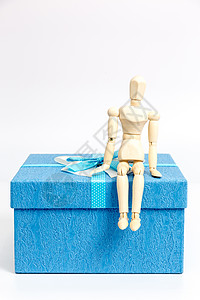 蓝色礼物盒与木制人偶图片