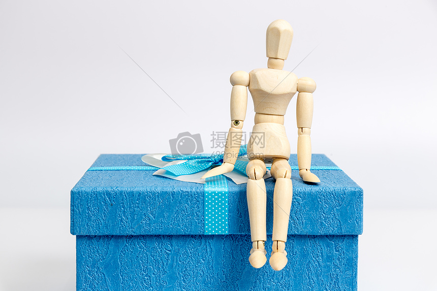 ‘~蓝色礼物盒与坐着的人偶  ~’ 的图片