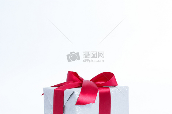 大红色搭配银色礼物包装图片
