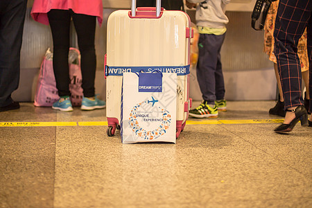 旅游度假游客旅行箱纸袋背景图片