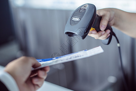 旅行女性人物特写机场机票手扫码枪背景
