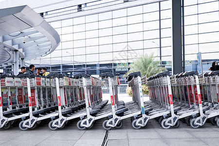 机场专用行李车推车排列背景图片