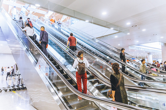 乘坐电梯手扶梯的人们