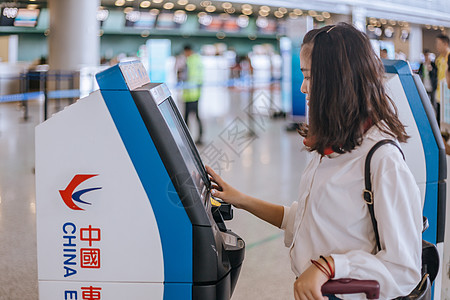 女生旅行机场自助值机高清图片