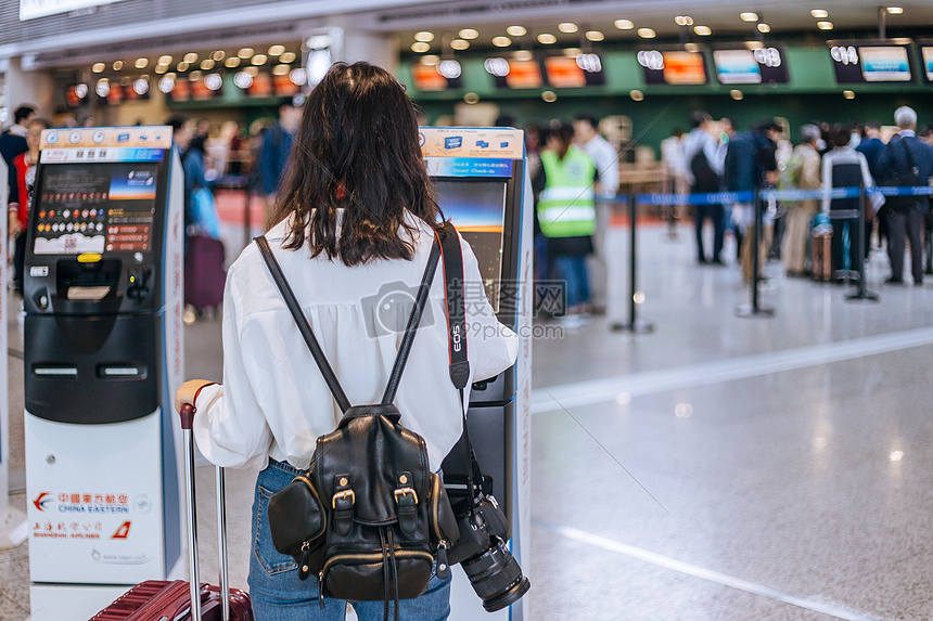 女生旅行机场候机等候图片