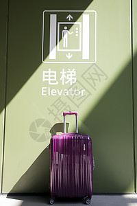 电梯标志下的行李箱高清图片