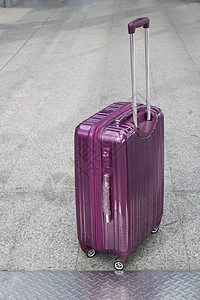 紫色的行李箱图片