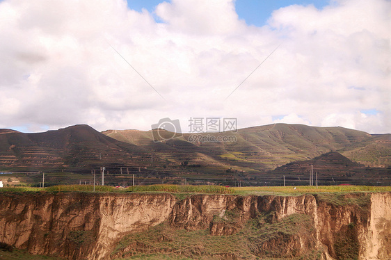 火车外断层及稻田山脉图片