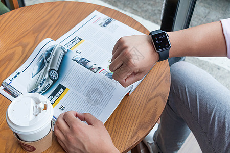 咖啡店使用智能手表图片