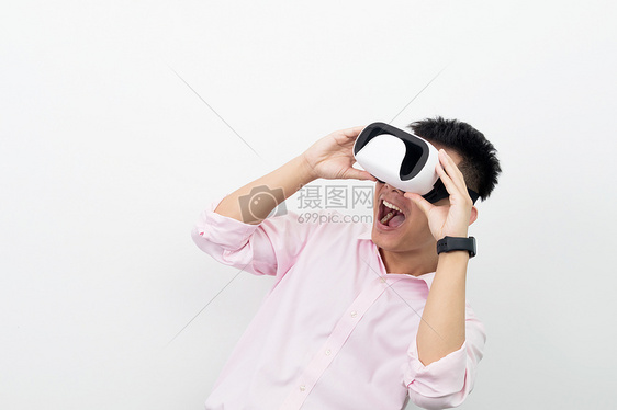 双手扶VR眼镜使用操作图片