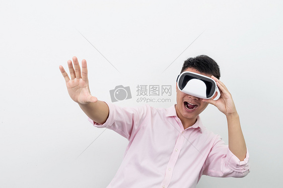 VR虚拟现实体验惊讶表情图片