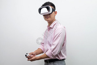 VR虚拟现实拿枪动作图片