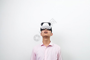 戴着VR眼镜仰望图片