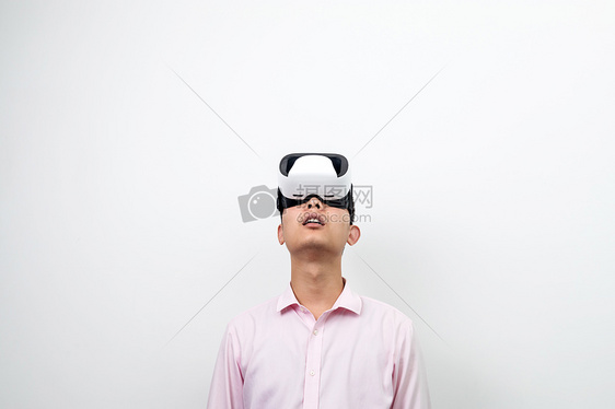 戴着VR眼镜仰望图片