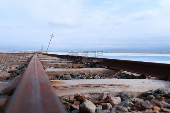 茶卡盐湖小火车的铁路轨道图片