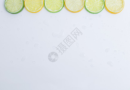 白色背景下的柠檬冰块图片