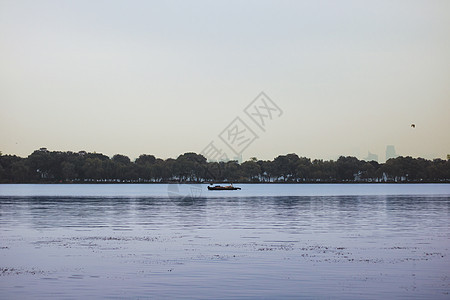 杭州西湖上的游船图片