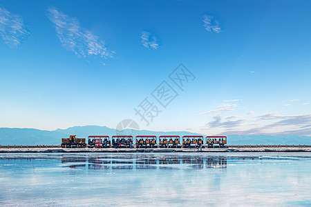 茶卡盐湖的小火车背景图片