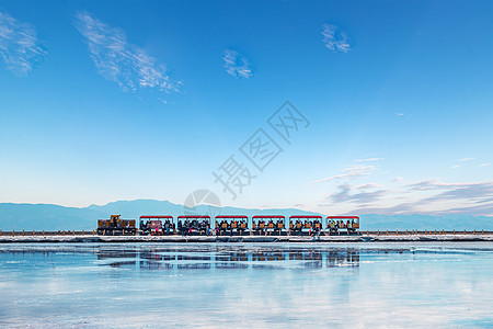 茶卡盐湖的小火车图片