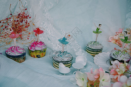 梦幻粉色云朵跳舞姑娘杯子组蛋糕场景特写背景